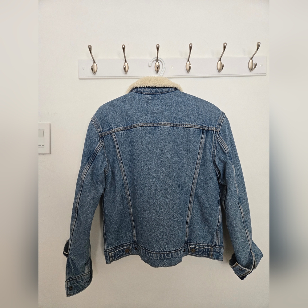 Levi's Classic Blue Denim Jacket with Cream Sherpa - Picture 6 of 6
